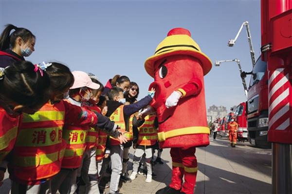 消防動漫人物,高科技守護者,點亮安全之光之光榮使命的守護者。
