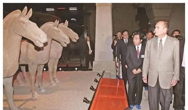 女兵最新發(fā)型規(guī)范揭秘,時(shí)尚與紀(jì)律并存的長(zhǎng)發(fā)造型標(biāo)準(zhǔn)